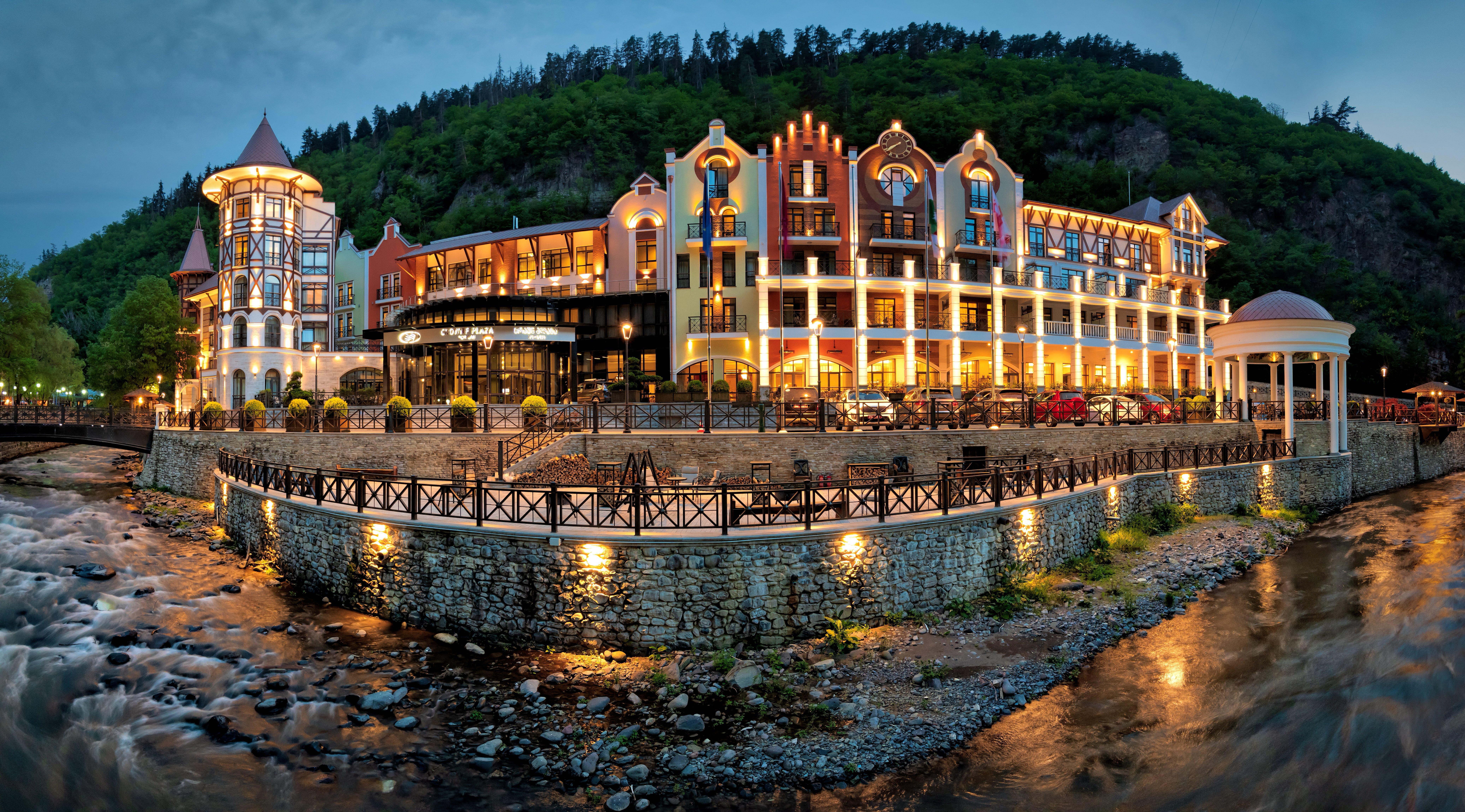 Crowne Plaza - Borjomi, An Ihg Hotel Exterior photo The complex at night